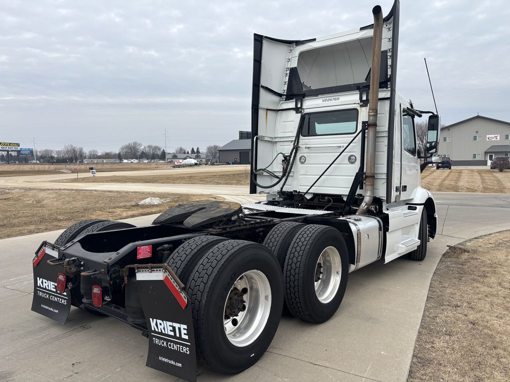Slide images of 2022 VOLVO VNR64T300