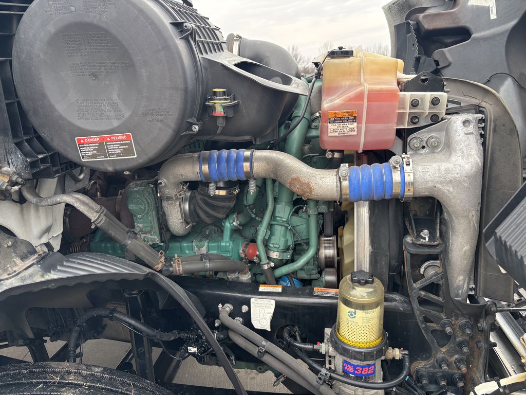 Slide images of 2022 VOLVO VNR64T300