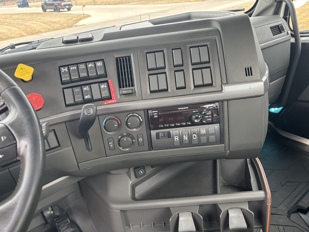 Slide images of 2022 VOLVO VNR64T300