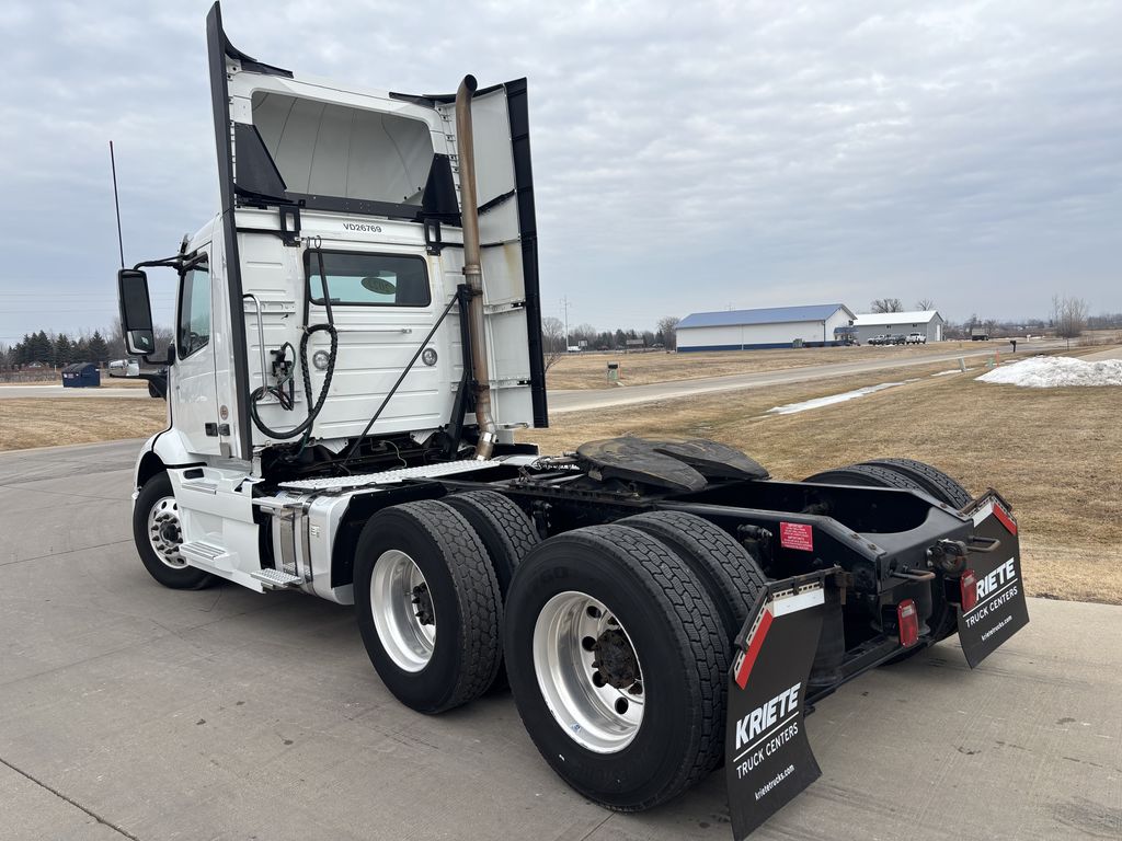 Slide images of 2022 VOLVO VNR64T300