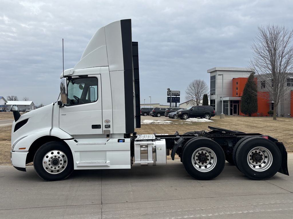 Slide images of 2022 VOLVO VNR64T300