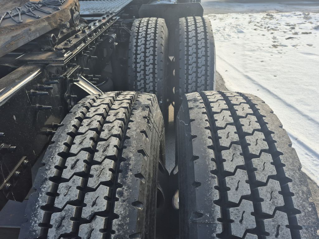 Slide images of 2025 VOLVO VNL64T760