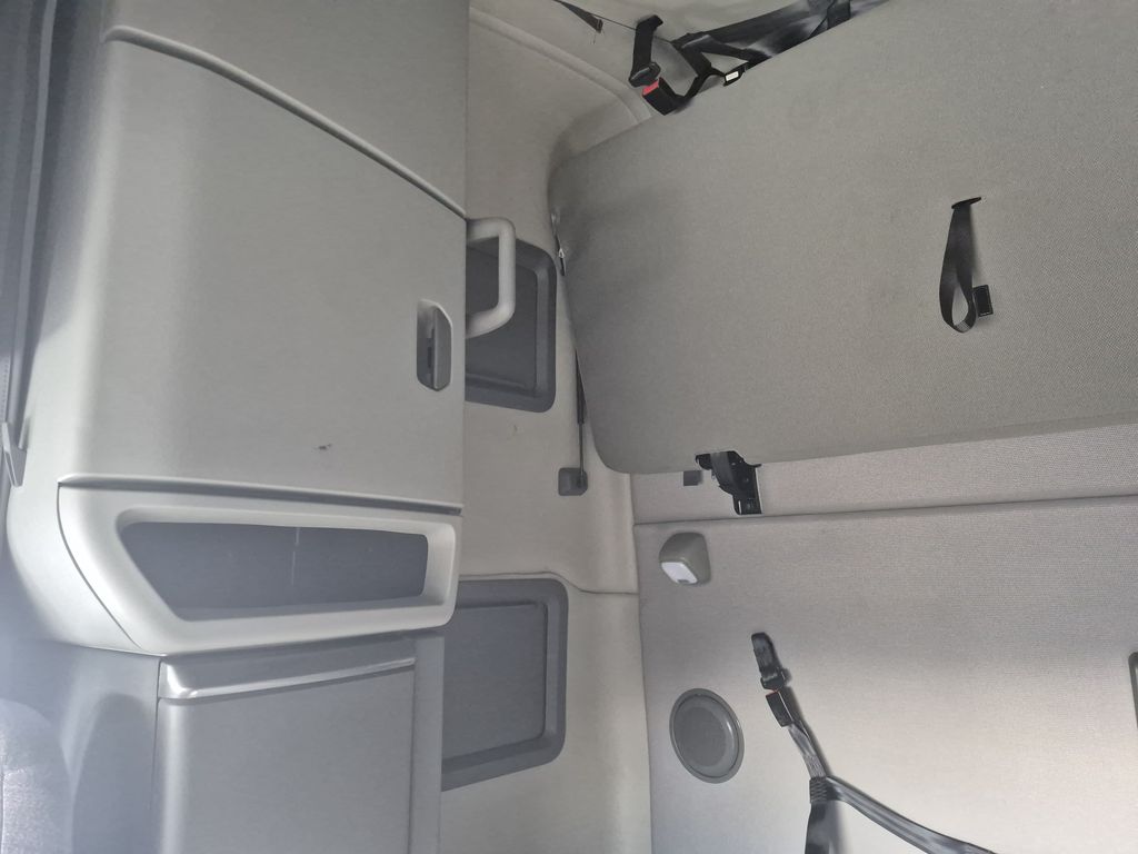 Slide images of 2025 VOLVO VNL64T760