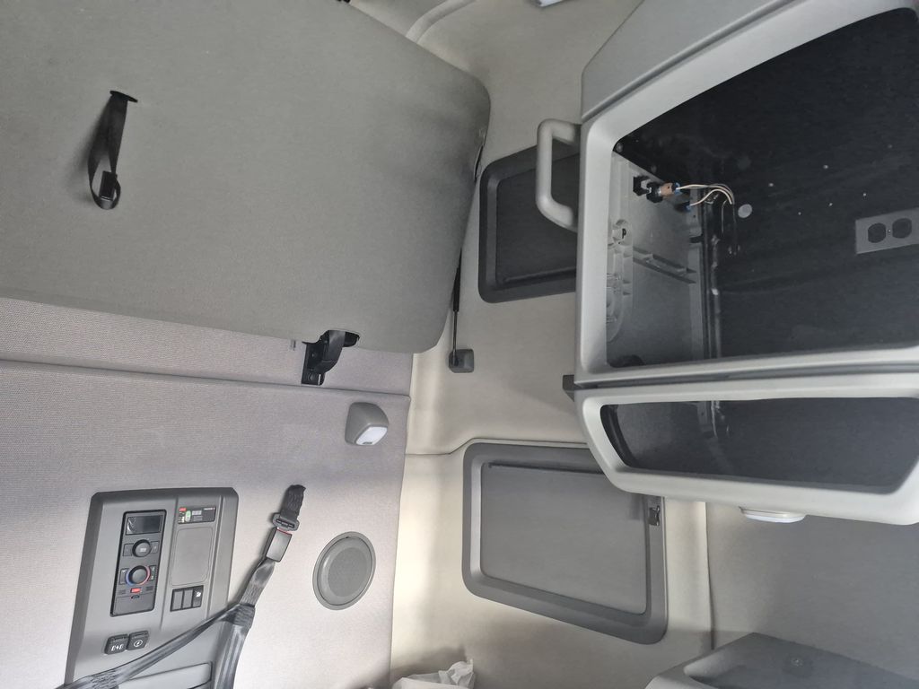 Slide images of 2025 VOLVO VNL64T760