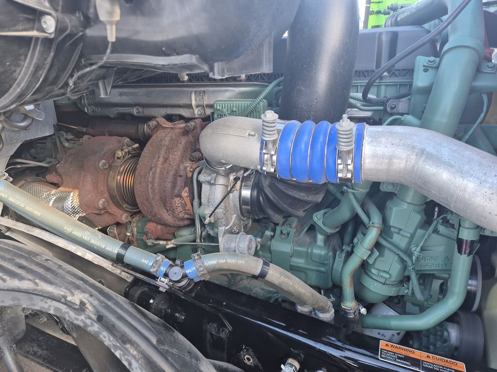 Slide images of 2025 VOLVO VNL64T760