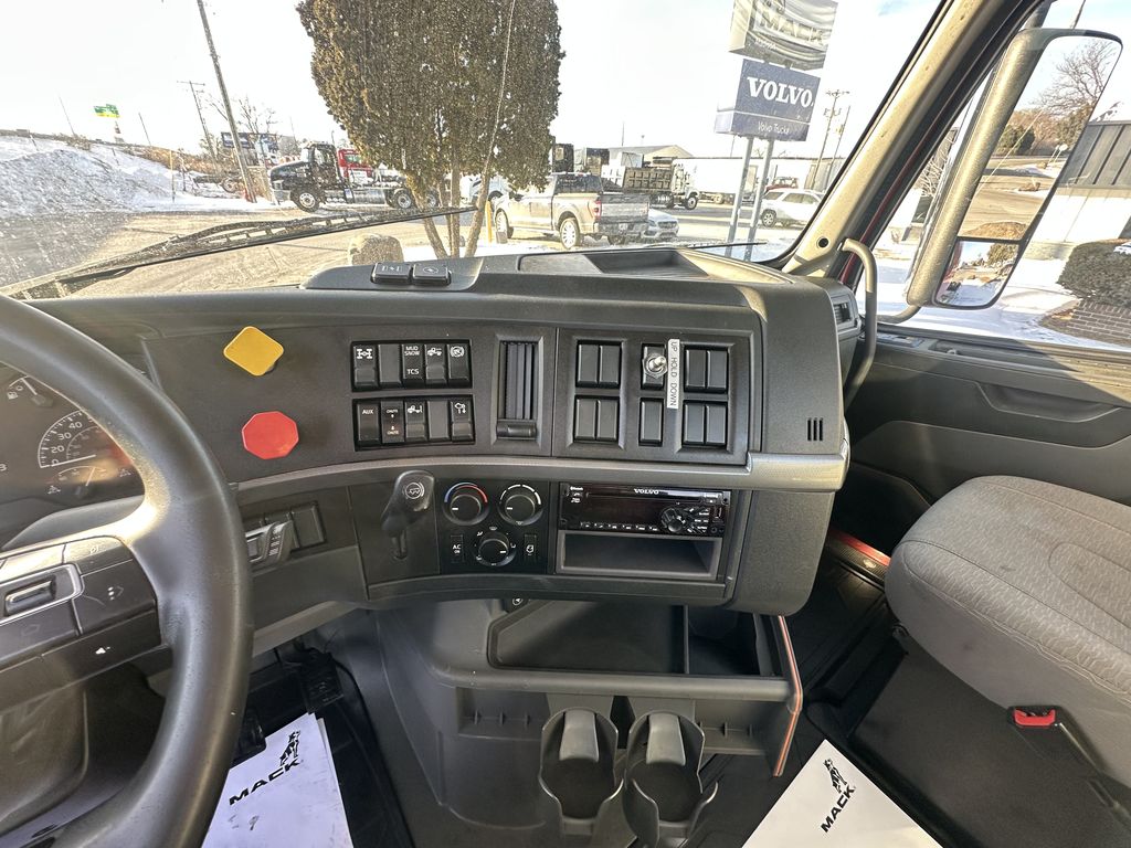 Slide images of 2020 VOLVO VNL64T300