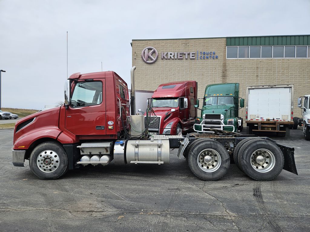Slide images of 2020 VOLVO VNL64T300