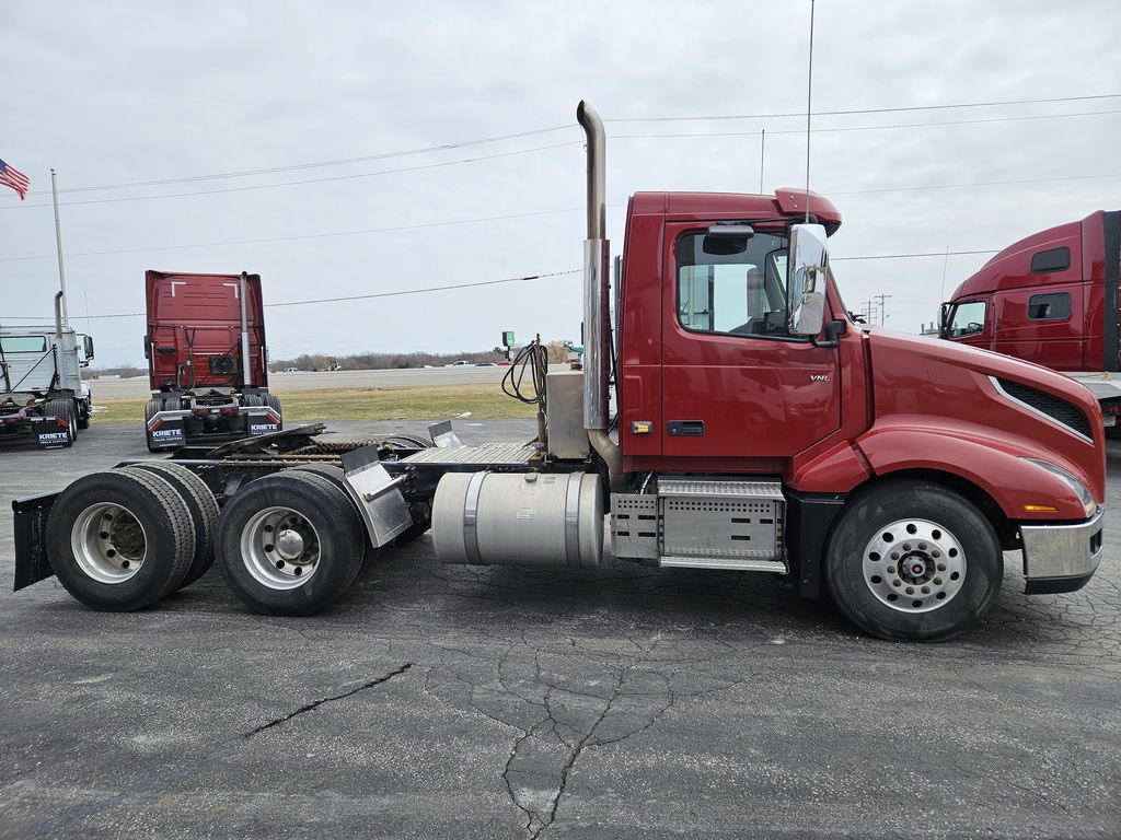 Slide images of 2020 VOLVO VNL64T300
