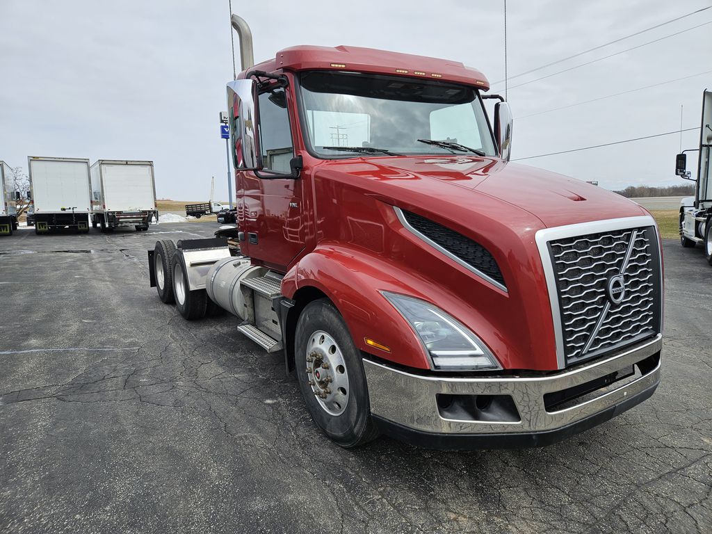 Slide images of 2020 VOLVO VNL64T300