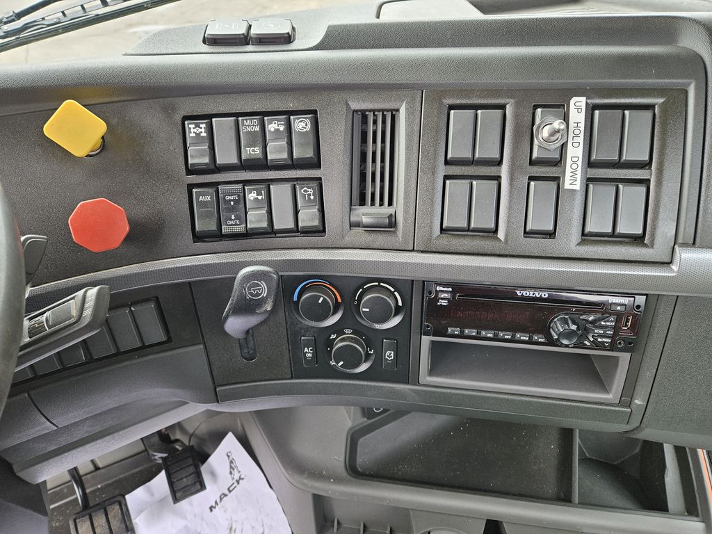 Slide images of 2020 VOLVO VNL64T300