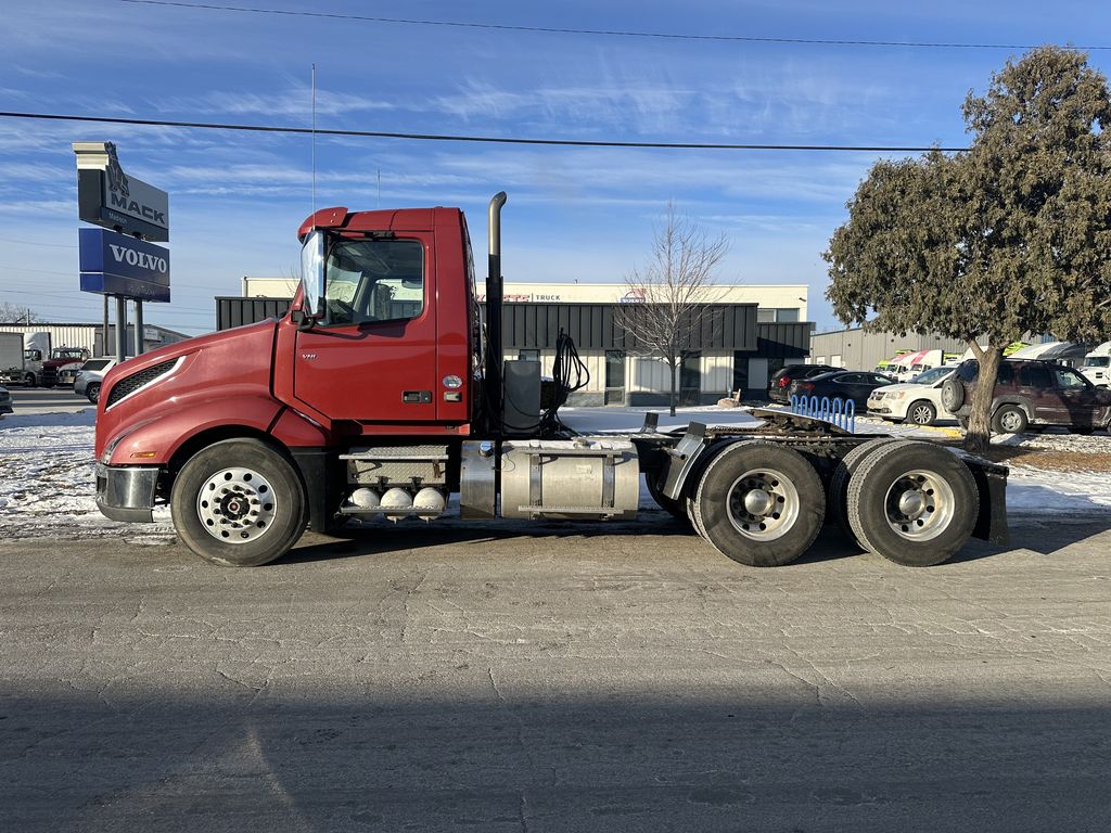 Slide images of 2020 VOLVO VNL64T300