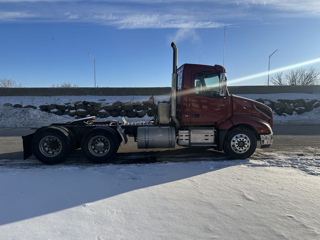Slide images of 2020 VOLVO VNL64T300