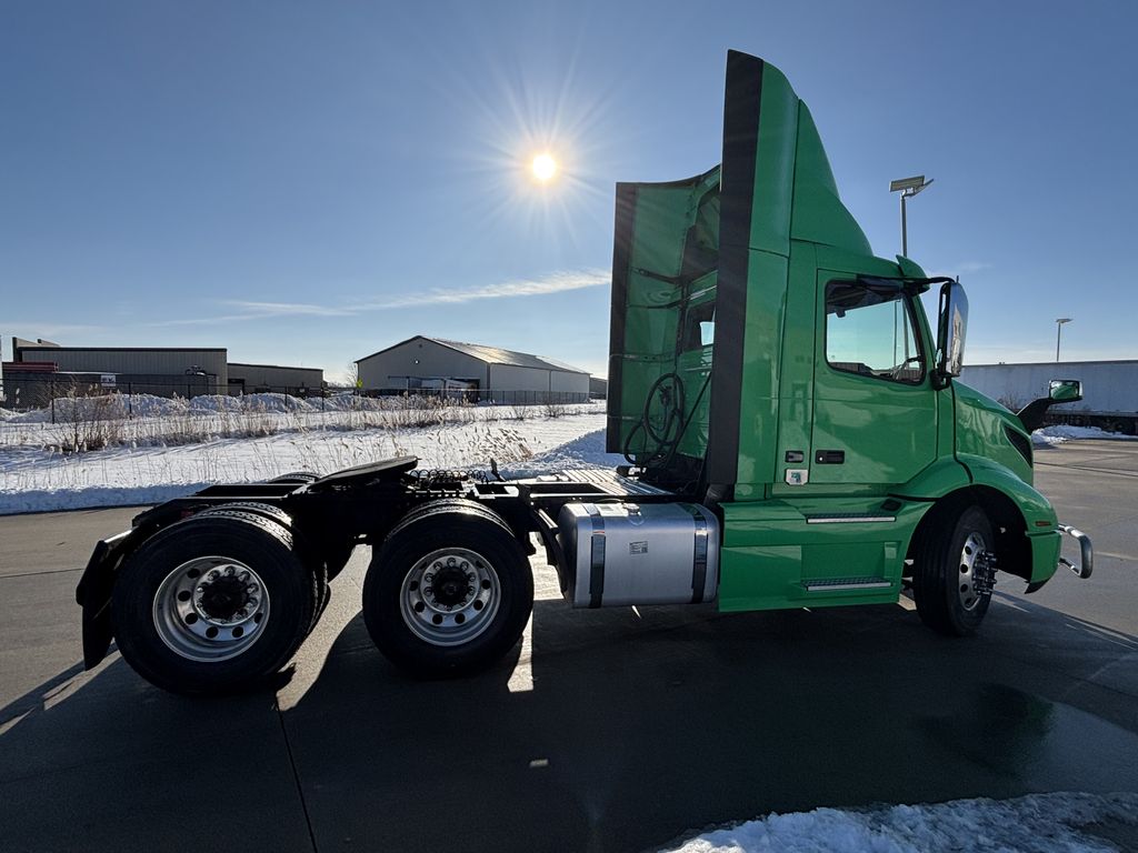 Slide images of 2021 VOLVO VNR64T
