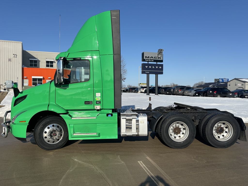 Slide images of 2021 VOLVO VNR64T