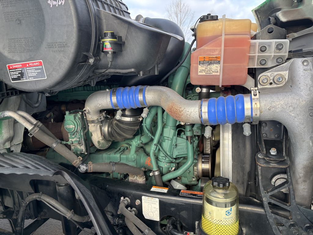 Slide images of 2021 VOLVO VNR64T