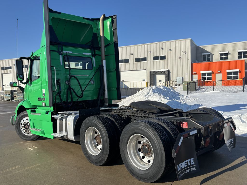 Slide images of 2021 VOLVO VNR64T