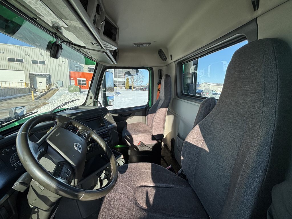 Slide images of 2021 VOLVO VNR64T