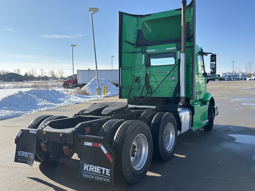 Slide images of 2021 VOLVO VNR64T