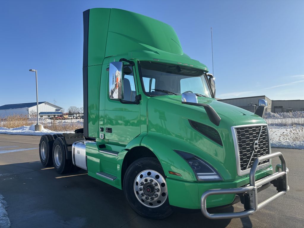 Slide images of 2021 VOLVO VNR64T