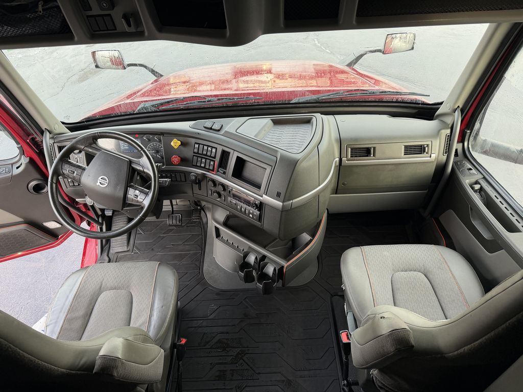 Slide images of 2022 VOLVO VNL64T860