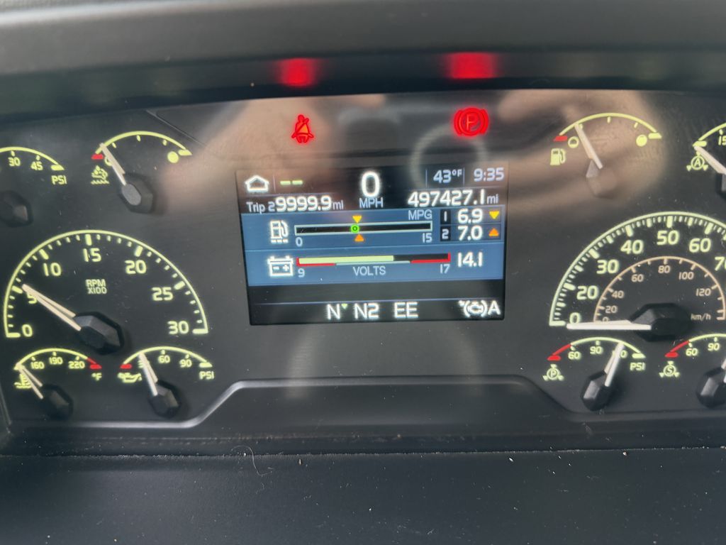 Slide images of 2022 VOLVO VNL64T860