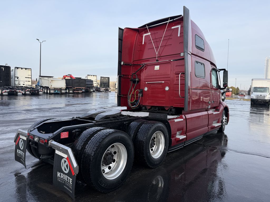Slide images of 2022 VOLVO VNL64T860