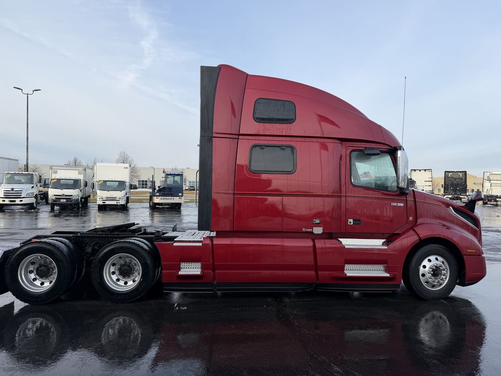 Slide images of 2022 VOLVO VNL64T860