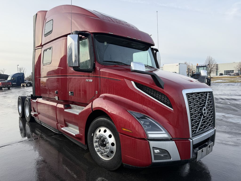 Slide images of 2022 VOLVO VNL64T860