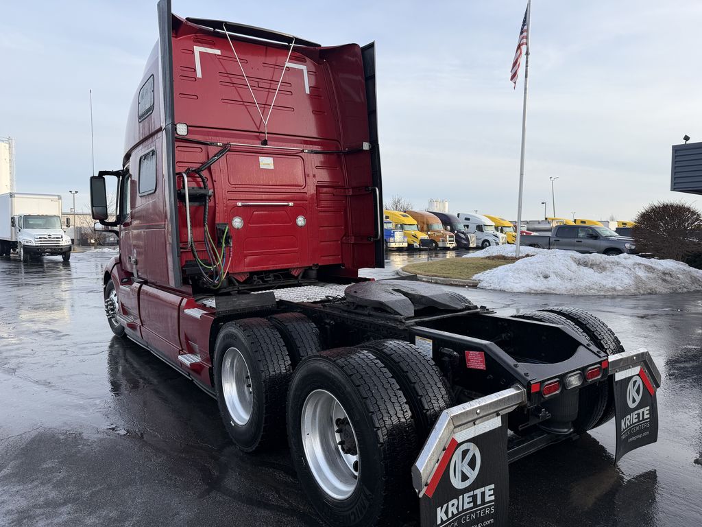 Slide images of 2022 VOLVO VNL64T860