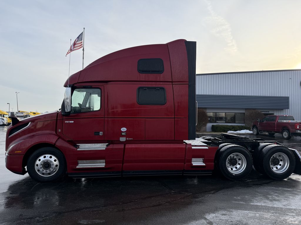 Slide images of 2022 VOLVO VNL64T860