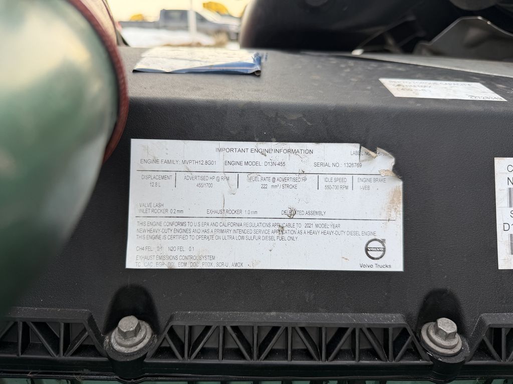 Slide images of 2022 VOLVO VNL64T860