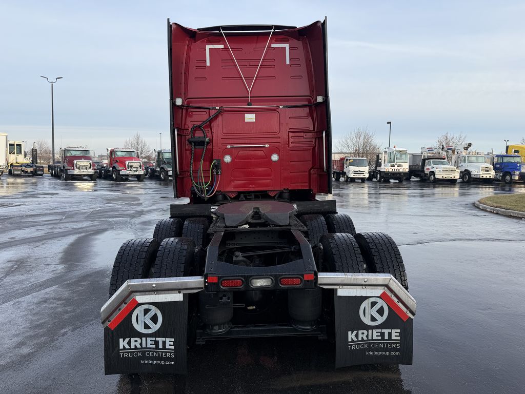 Slide images of 2022 VOLVO VNL64T860