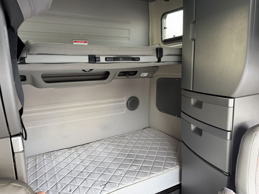 Slide images of 2022 VOLVO VNL64T860