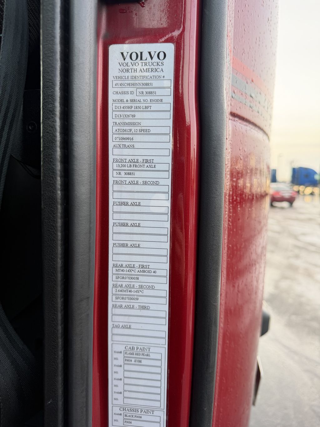 Slide images of 2022 VOLVO VNL64T860