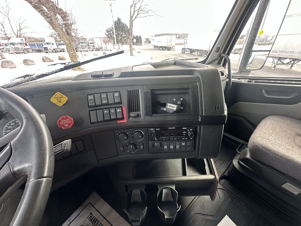 Slide images of 2022 VOLVO VNL64T860