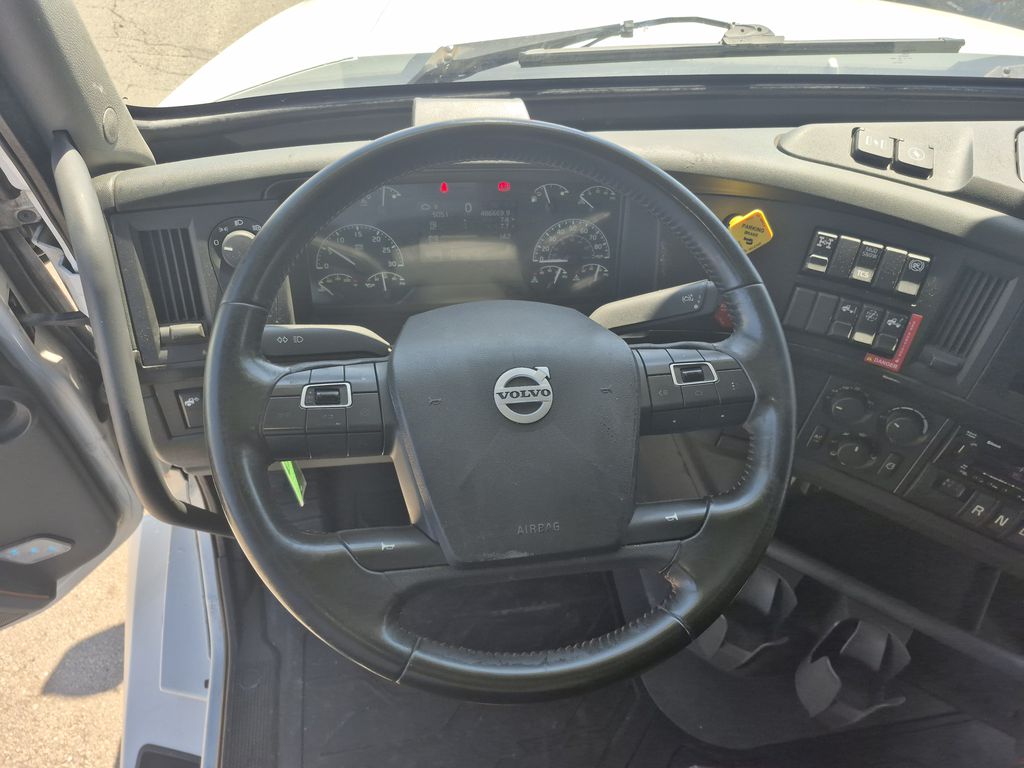 Slide images of 2022 VOLVO VNL64T860