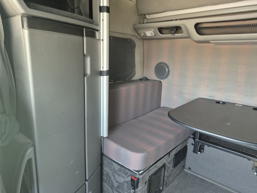 Slide images of 2022 VOLVO VNL64T860