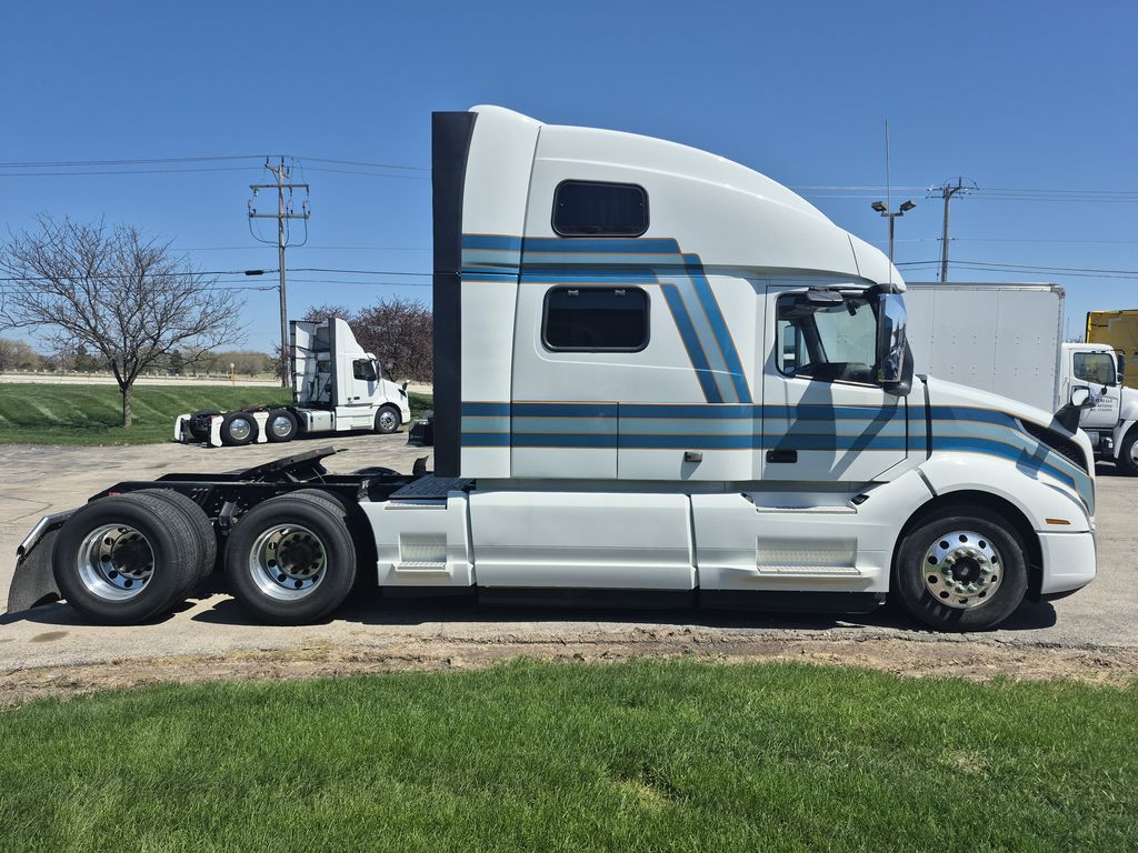 Slide images of 2022 VOLVO VNL64T860