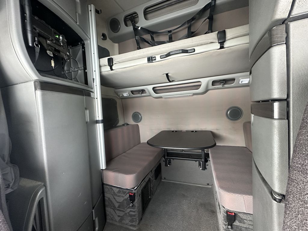 Slide images of 2022 VOLVO VNL64T860