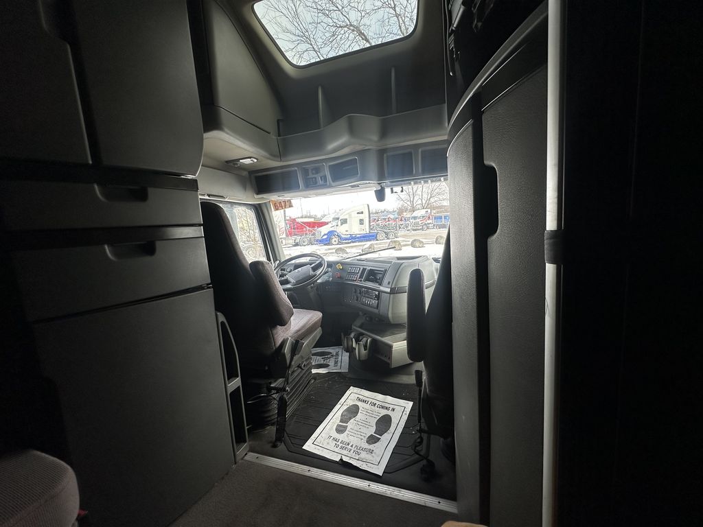 Slide images of 2022 VOLVO VNL64T860