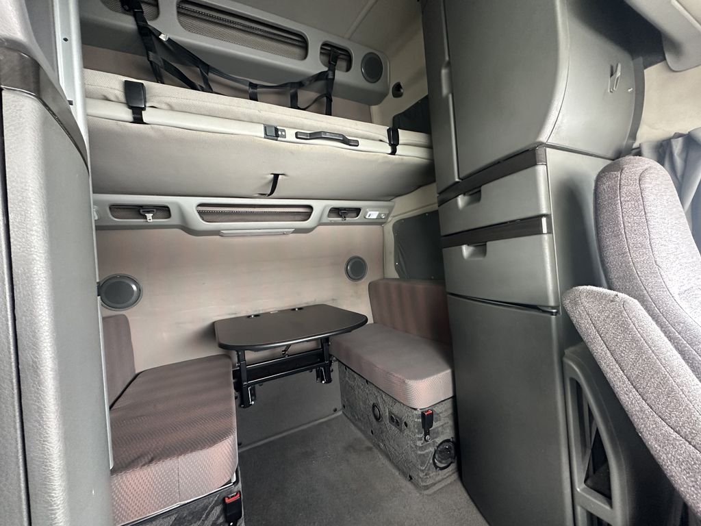 Slide images of 2022 VOLVO VNL64T860