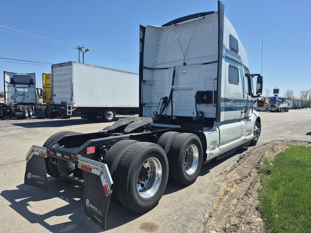 Slide images of 2022 VOLVO VNL64T860