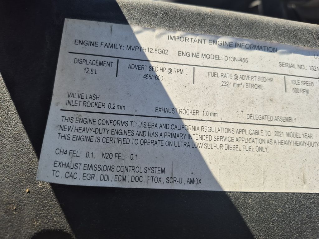 Slide images of 2022 VOLVO VNL64T860