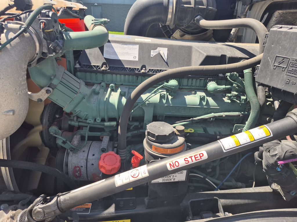 Slide images of 2022 VOLVO VNL64T860