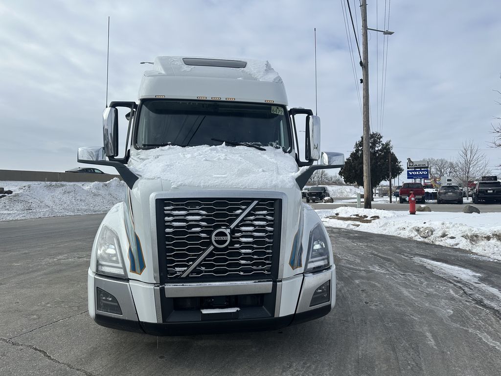 Slide images of 2022 VOLVO VNL64T860