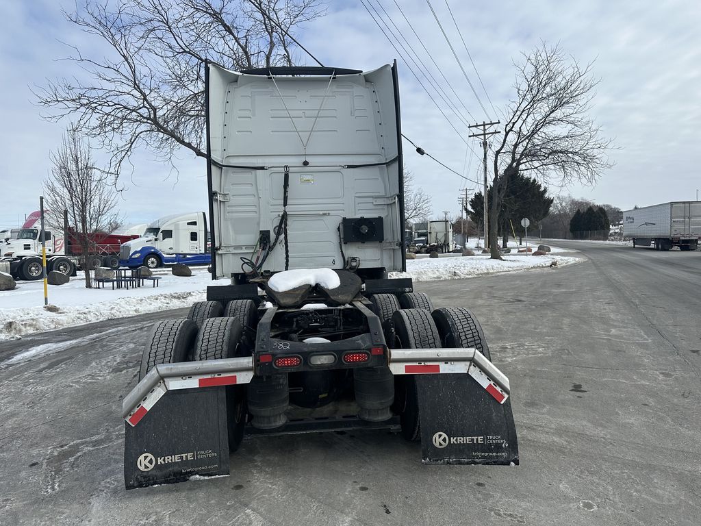 Slide images of 2022 VOLVO VNL64T860