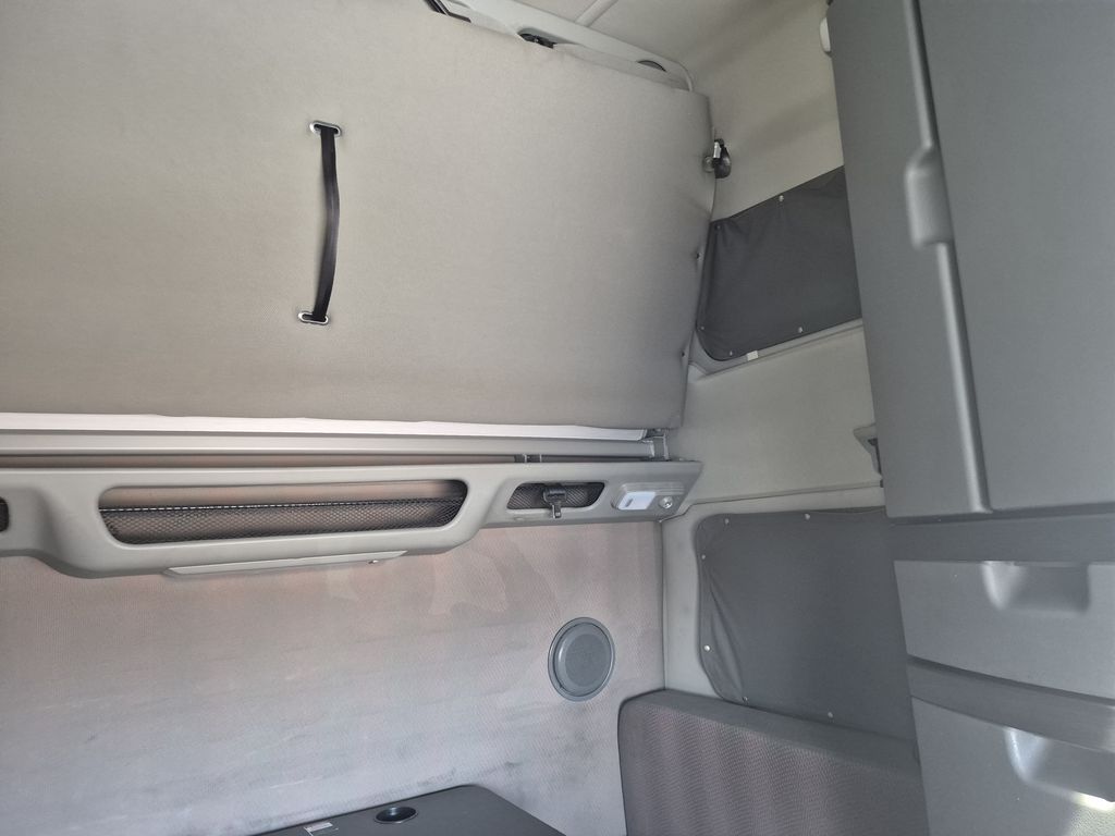 Slide images of 2022 VOLVO VNL64T860