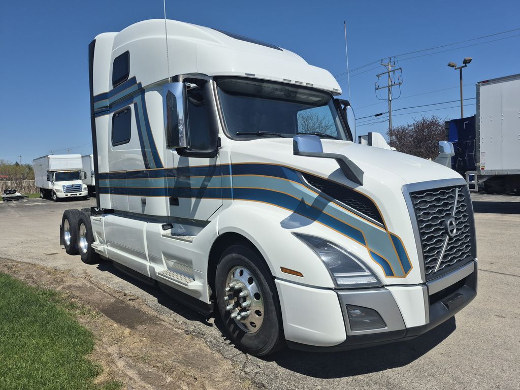 Slide images of 2022 VOLVO VNL64T860