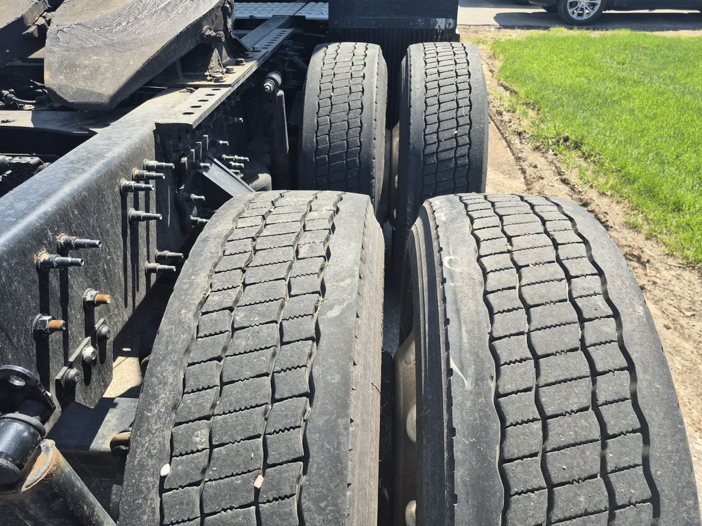 Slide images of 2022 VOLVO VNL64T860