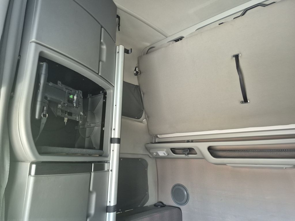 Slide images of 2022 VOLVO VNL64T860